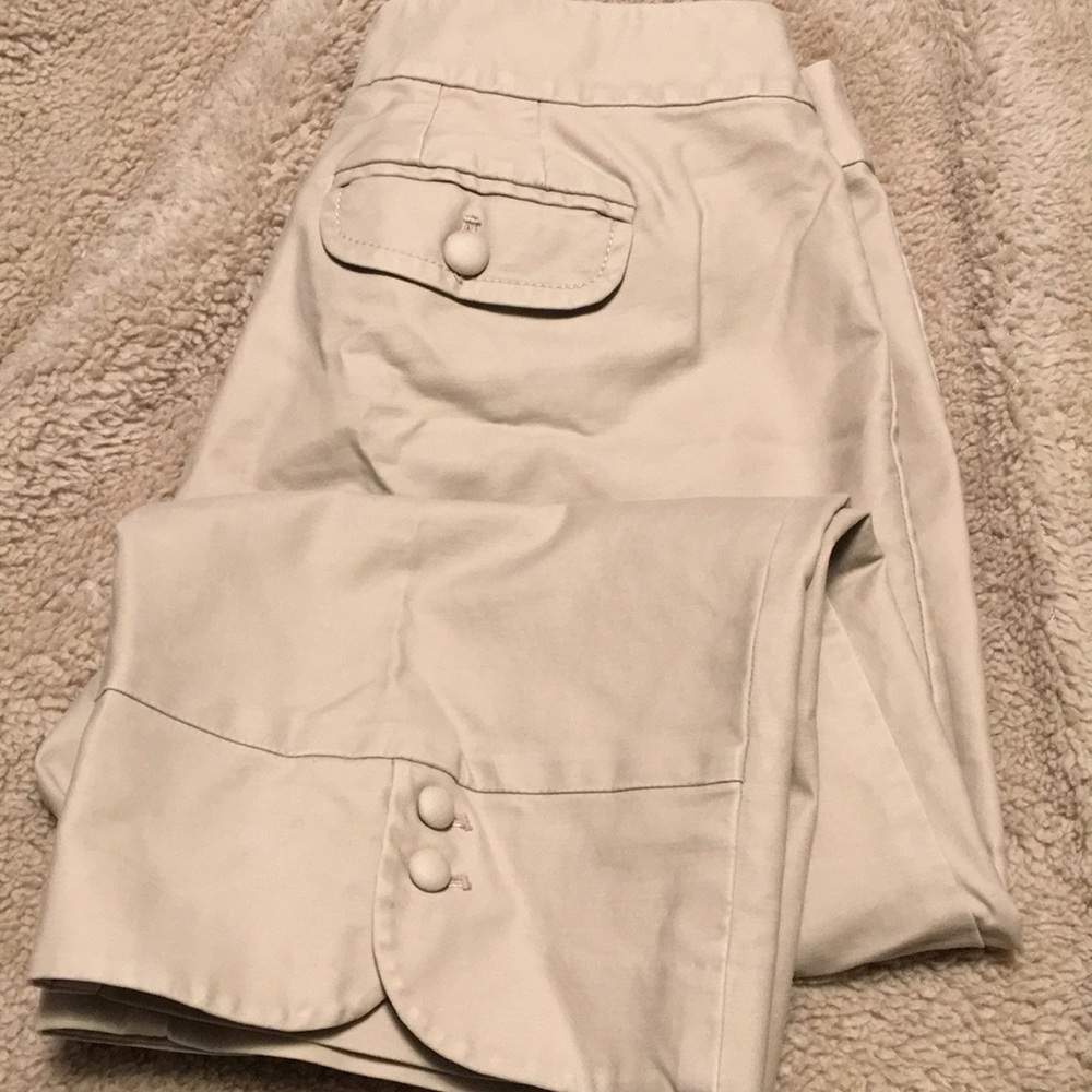 Capris (buttons buttons)